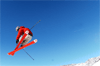Immagine di uno spettacolare salto con gli sci
